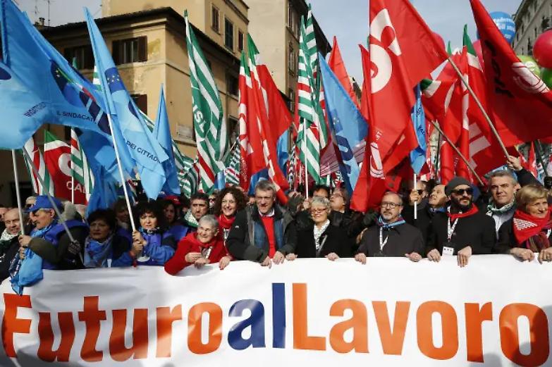 Sindacati in marcia a Reggio Calabria: &laquo;Vogliamo risposte o sar&agrave; sciopero generale&raquo;