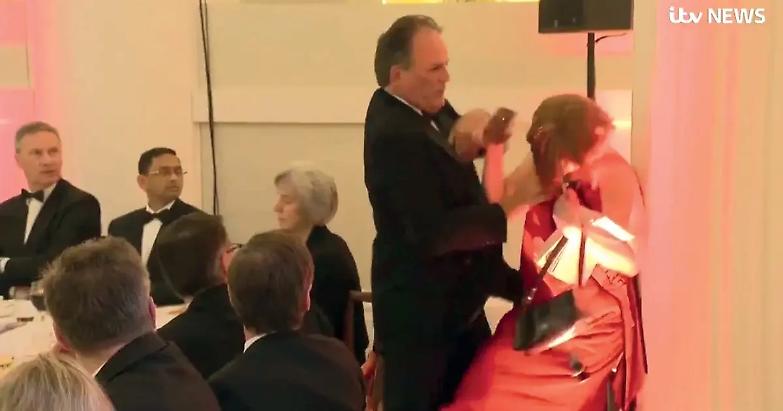 Londra, sospeso il sottosegretario per aggressione attivista Greenpeace