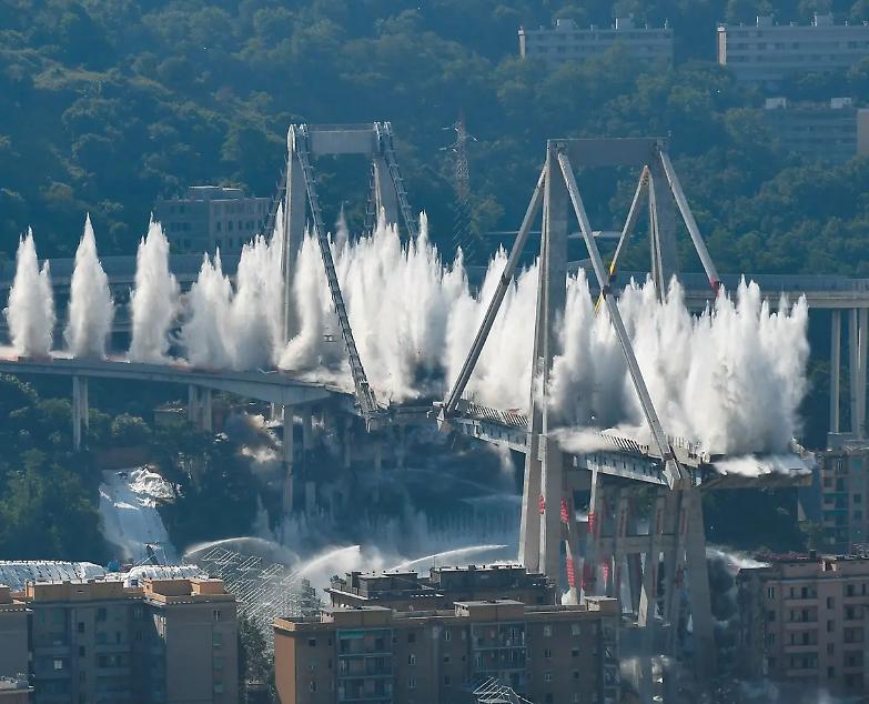 Una nuvola di polvere e addio ponte Morandi. M5S: &laquo;Revocare le concessioni&raquo;