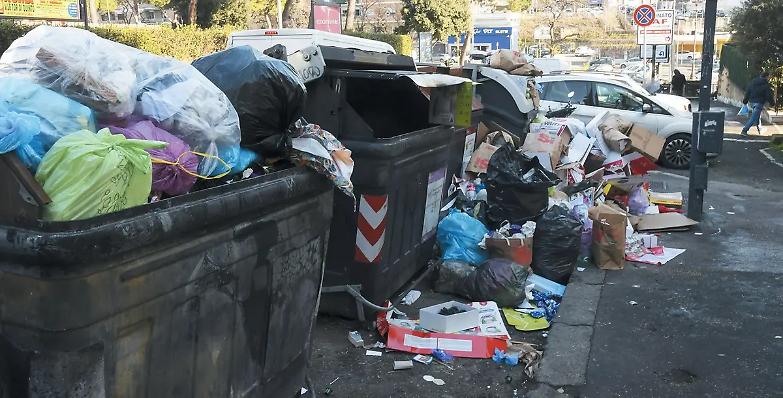 Emergenza spazzatura a Roma. Il governo contro la Raggi