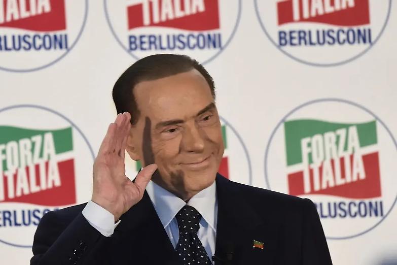Vladimir vede l&rsquo;amico Silvio &laquo;Berlusconi? Vero leader&raquo;