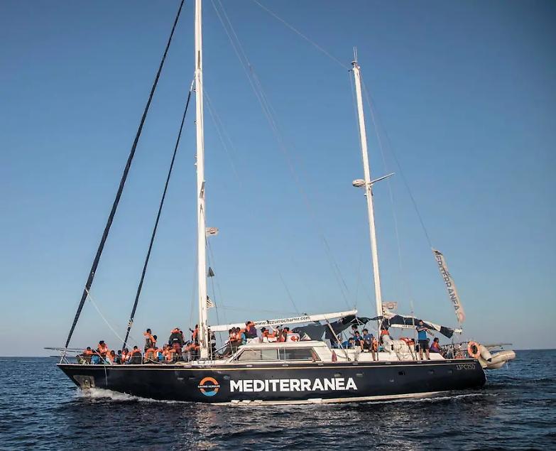 La nave Alex &egrave; entrata in acque italiane: "Disperati, forziamo il blocco"