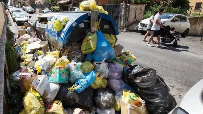 Rifiuti a Roma, Raggi: "Impianti chiusi" e la Regione replica: "Ha sbagliato struttura"
