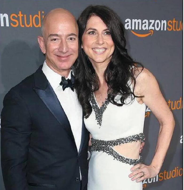Chi &egrave; Mackenzie Bezos, miliardaria per caso e scrittrice