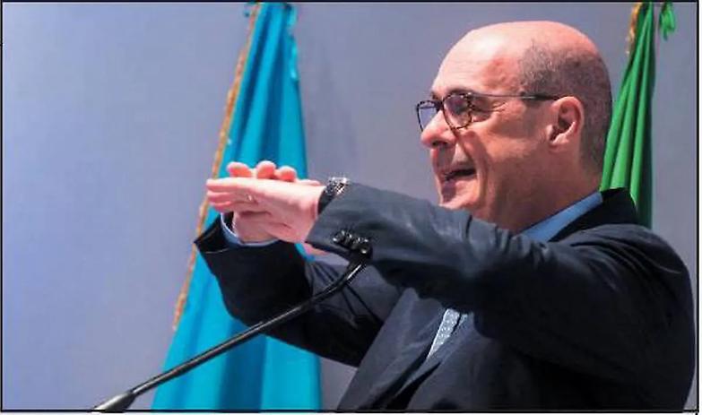 Addio al segretario premier? La base Pd si scalda, Renzi fa capolino