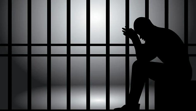 Muoiono la madre e la moglie, ma lui resta in cella