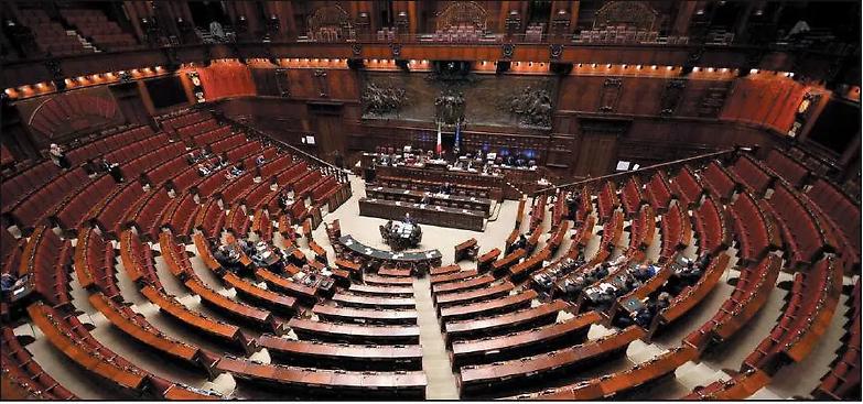 La demagogica sforbiciata ai parlamentari non sana l&rsquo;inutilit&agrave; di due Camere uguali