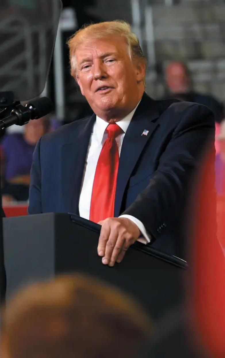 Trump vola nei sondaggi. Pagano gli attacchi a immigrati e donne