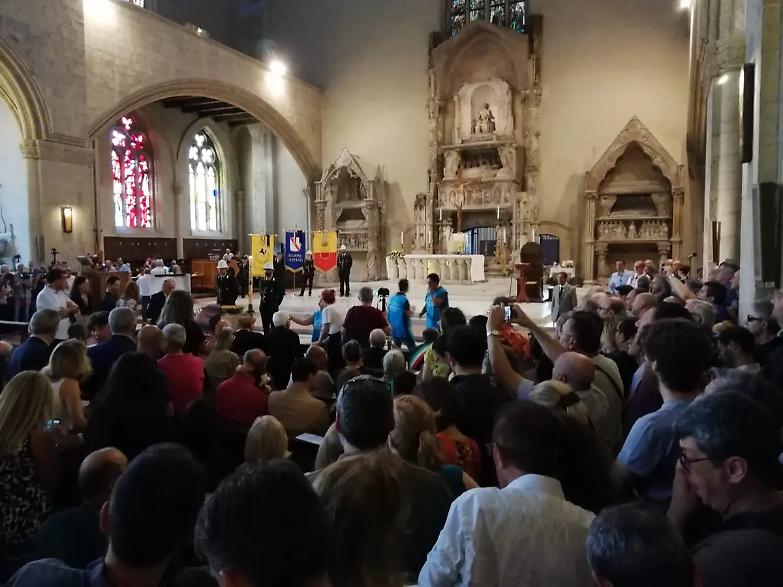 L'ultimo saluto a De Crescenzo: &laquo;Aveva il mare di Napoli negli occhi e il Vesuvio nel cuore&raquo;