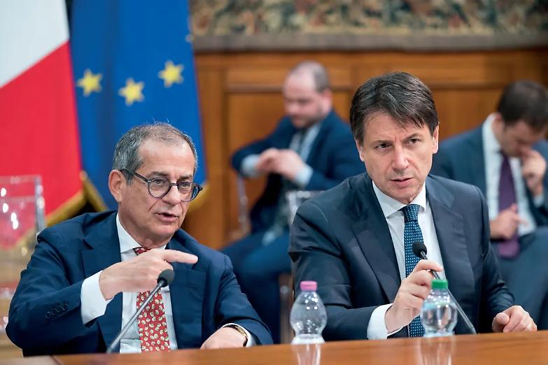 &laquo;Sulle tasse il problema &egrave; Tria&raquo;. Salvini sfida, frenata di Conte