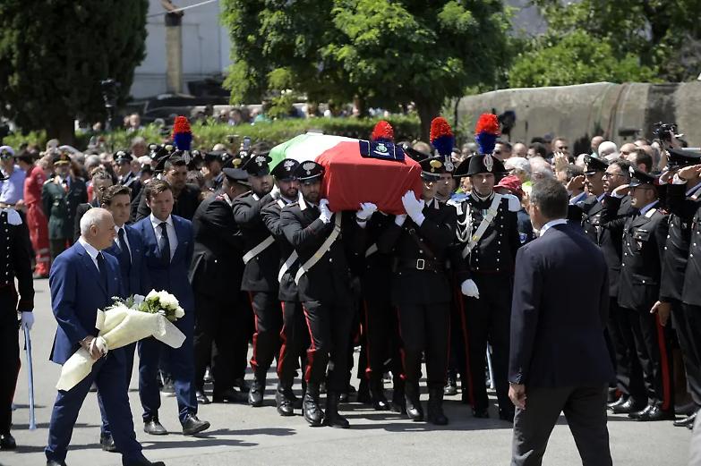 Si ferma l'Italia per il funerale del carabiniere ucciso a Roma