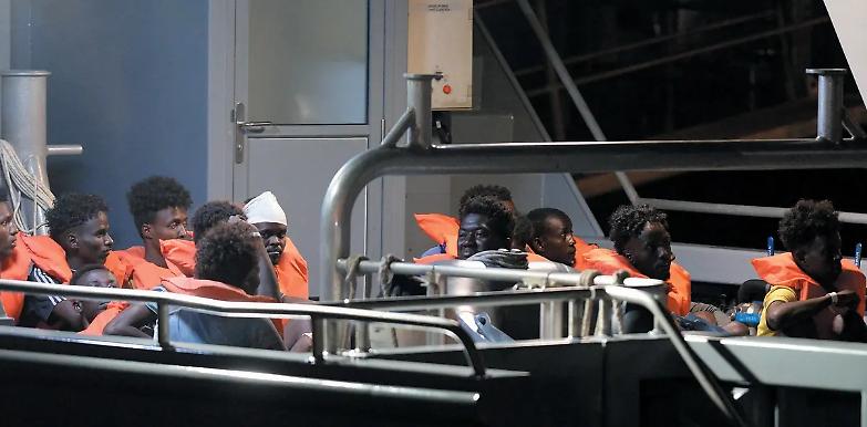 Scontro sull&rsquo;Alan Kurdi. Salvini: &laquo;No ai ricatti&raquo;