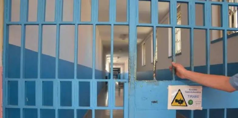 Da 40 anni in cella, da un anno senza cure. Ha anche un tumore e aspetta tac e terapia