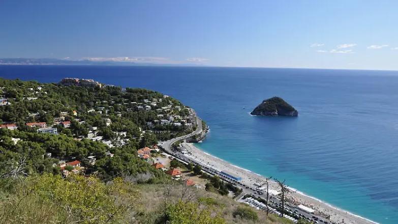 Savona, ragazzo ferito dal lancio di un cassonetto in spiaggia