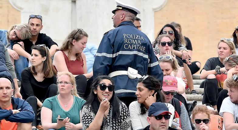 Roma, vietato sedersi sulla scalinata di Trinit&agrave; dei Monti