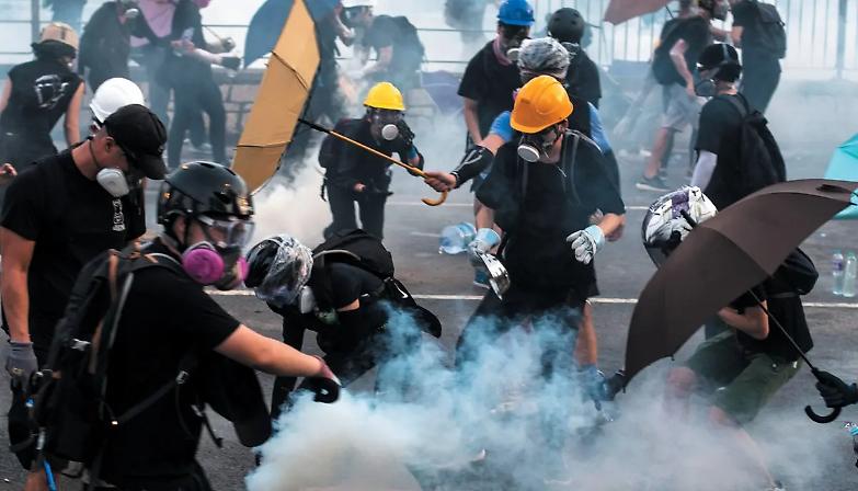 Centinaia di arresti a Hong Kong. La Cina minaccia