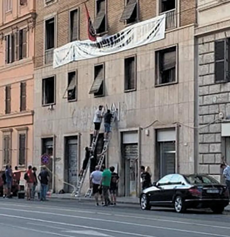 Roma, via la scritta &ldquo;Casapound&rdquo; dall&rsquo;immobile occupato