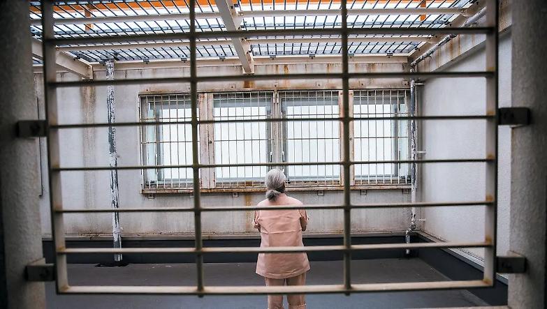 Rischia la paralisi: a febbraio &egrave; caduta, ma non viene curata