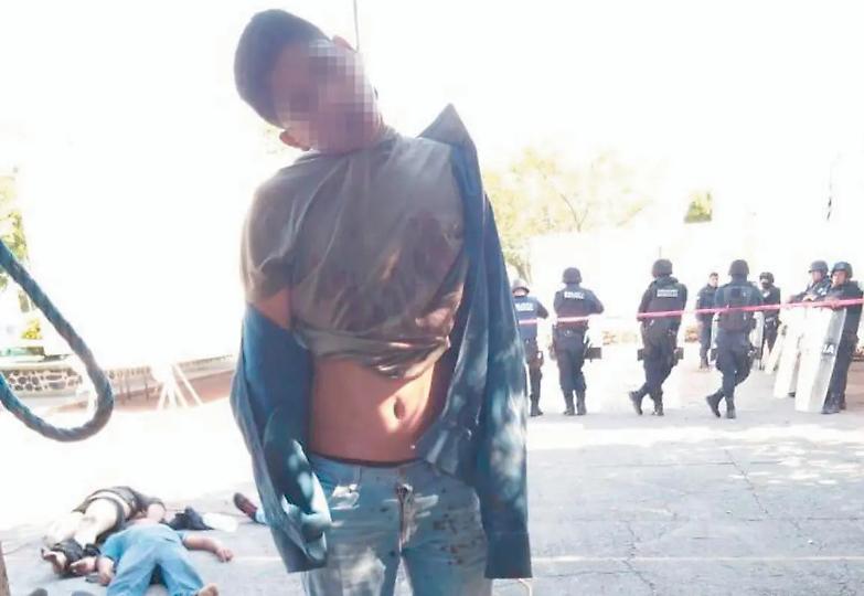 Messico, la folla li strappa a forza alla polizia e li impicca in piazza