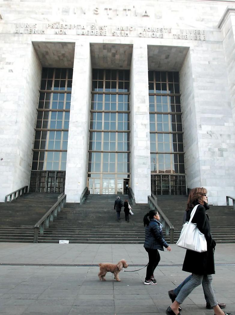 Dress code in Tribunale: &laquo;Avvocato, esca dall&rsquo;Aula e vesta in modo adeguato!&raquo;