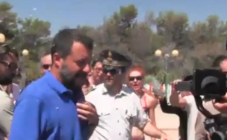 Salvini, selfie e insulti a Policoro. Il leghista rilancia: &laquo;Lavoro ad un governo che duri 10 anni&raquo;