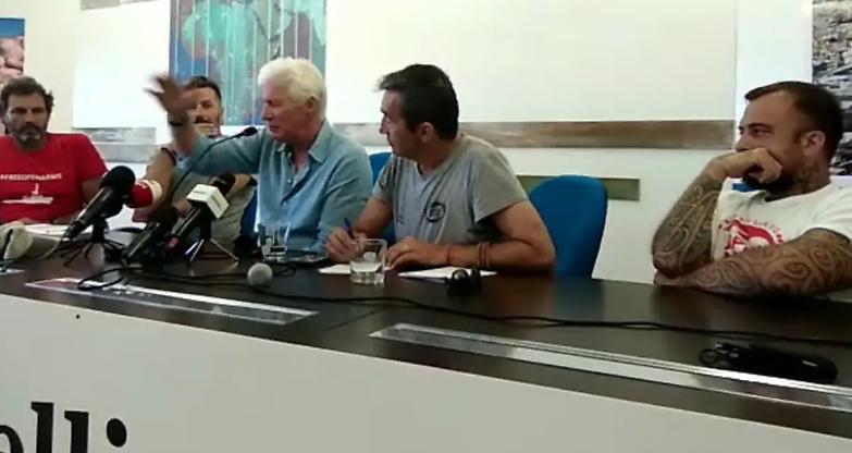 Open Arms, Richard Gere parla in conferenza stampa: &laquo;Ho sentito cose terribili&raquo;