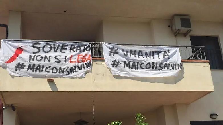 Salvini contestato a Soverato: &laquo;Vattene, buffone&raquo;. E lui: &laquo;Figli di pap&agrave;&raquo;