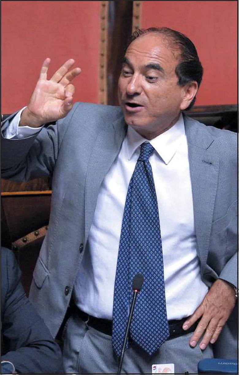 Grillo contro Renzi: &laquo;Avvoltoio&raquo; &Egrave; bagarre sul voto sulla sfiducia