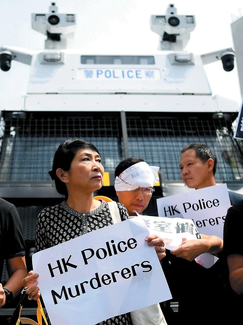 Hong Kong, occupato l'aeroporto, tutti i voli cancellati