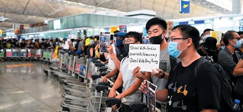Hong Kong, la polizia entra nell&rsquo;aeroporto e carica i manifestanti