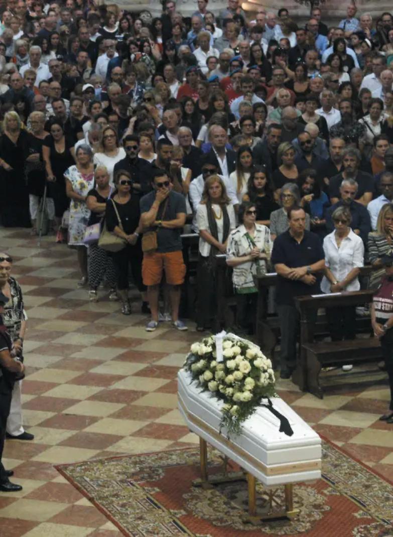 L&rsquo;addio a Nadia Toffa, la Iena che sapeva essere colomba