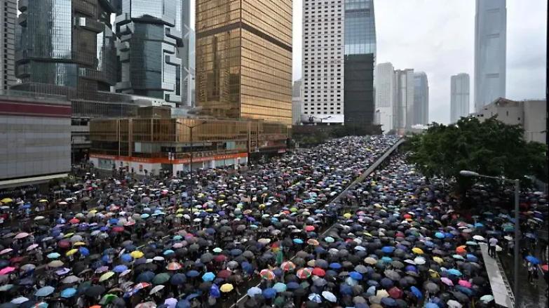 Weekend di fuoco a Hong Kong: migliaia di manifestanti in piazza