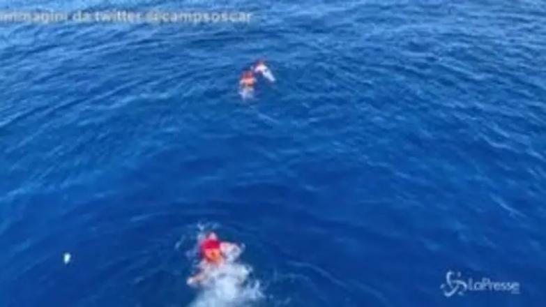 Open Arms, i migranti si gettano in mare. Patronaggio: &laquo;situazione esplosiva&raquo;