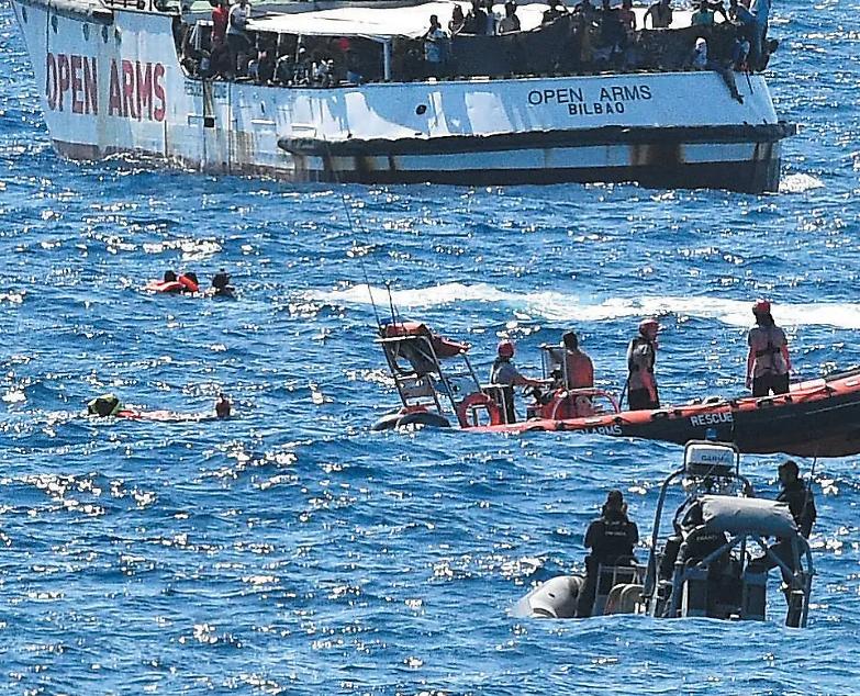 Open Arms, la procura fa sbarcare i migranti