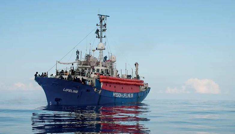 L'Ong Lifeline soccorre 101 persone al largo della Libia