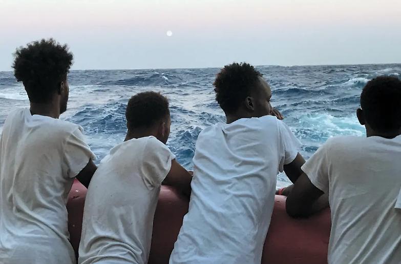 Mare Jonio, l&rsquo;ultimo no dei gialloverdi: &laquo;Sbarcano solo donne e bambini&raquo;.