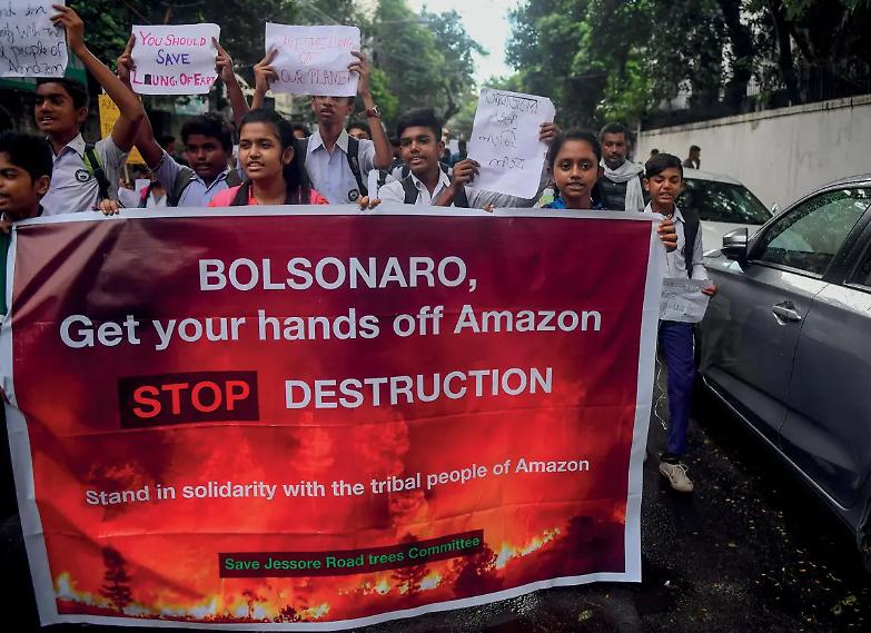 Amazzonia, gli avvocati denunciano Bolsonaro: &laquo;Crimini ambientali&raquo;