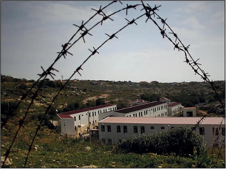 Nell'hotspot di Lampedusa tra degrado e disumanit&agrave;