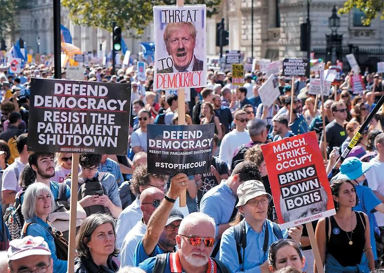 Brexit, cortei, petizioni e ricorsi. Ma il "no deal" &egrave; a un passo