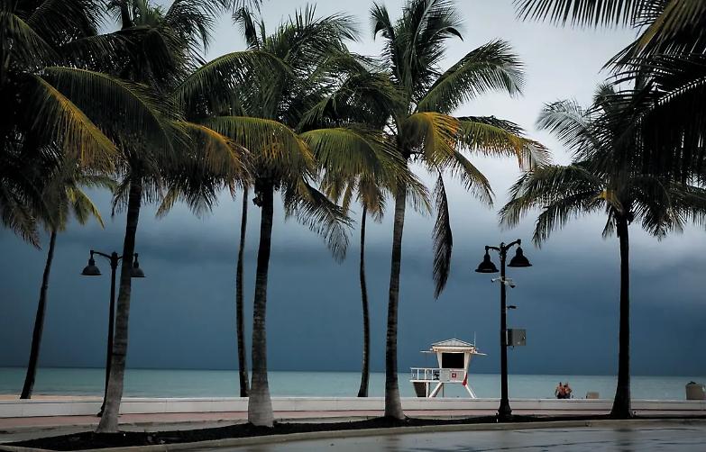 Uragano Dorian ora fa meno paura, declassato a categoria 2
