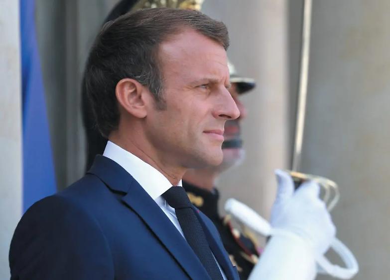 La scuola di Macron fa il verso ai populisti: tricolore, Marsigliese e tante polemiche