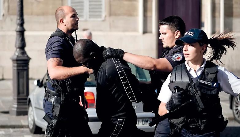 Migranti, il rapporto che inchioda la polizia francese &laquo;brutale e razzista&raquo;