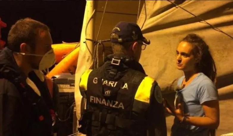 Il giorno nero di Salvini. La procura lo indaga e Lucano torna a Riace