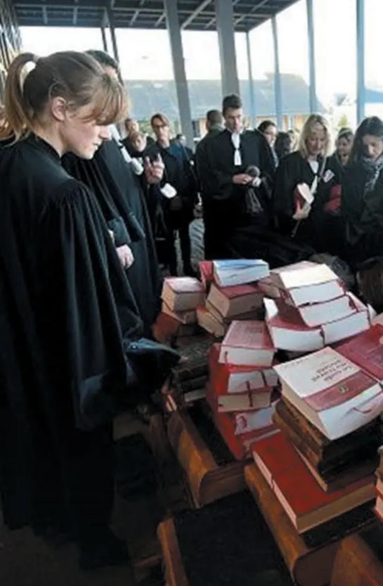 La protesta degli avvocati francesi: &laquo;Le nostre pensioni non si toccano&raquo;