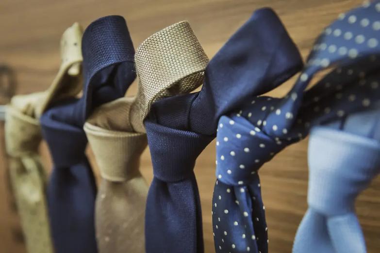 Milano, la metropoli scamiciata non si piega alla moda e riscopre la cravatta