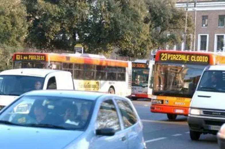 Roma, in 8 picchiano l'autista del bus