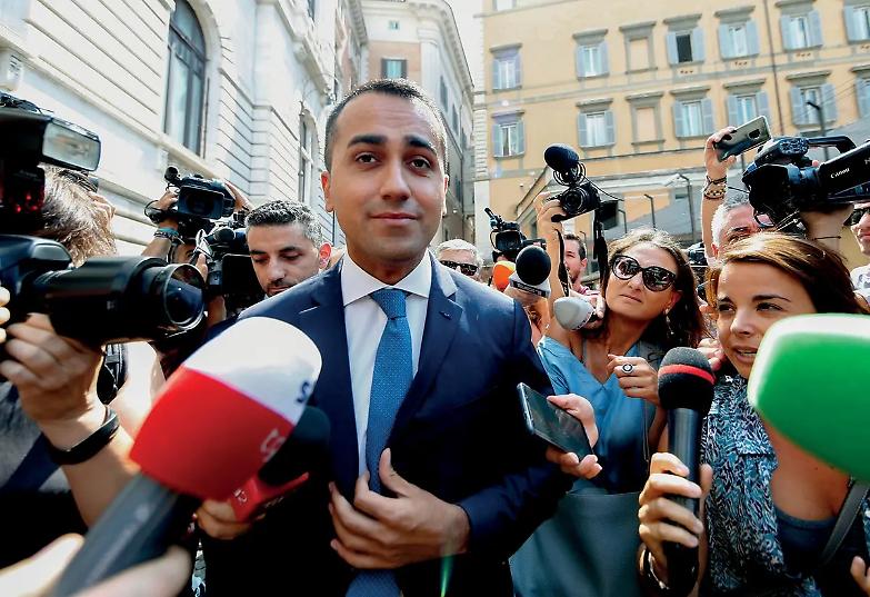 Di Maio multa i transfughi ma sorvola sugli scontrini