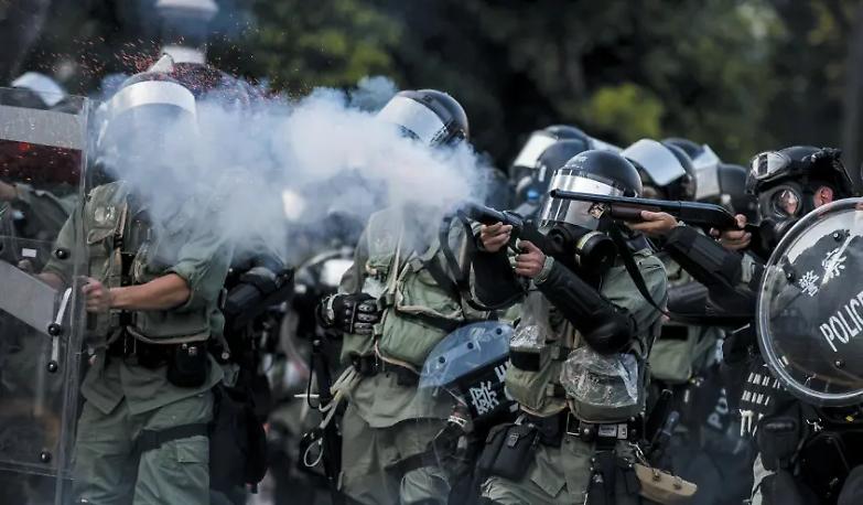 Crisi a Hong Kong, la polizia spara sul corteo. Ferito gravemente un ragazzo