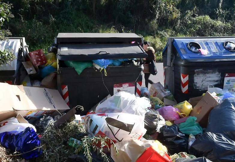 Roma rifiuti, tegola per la Raggi si dimette il Cda dell'Ama