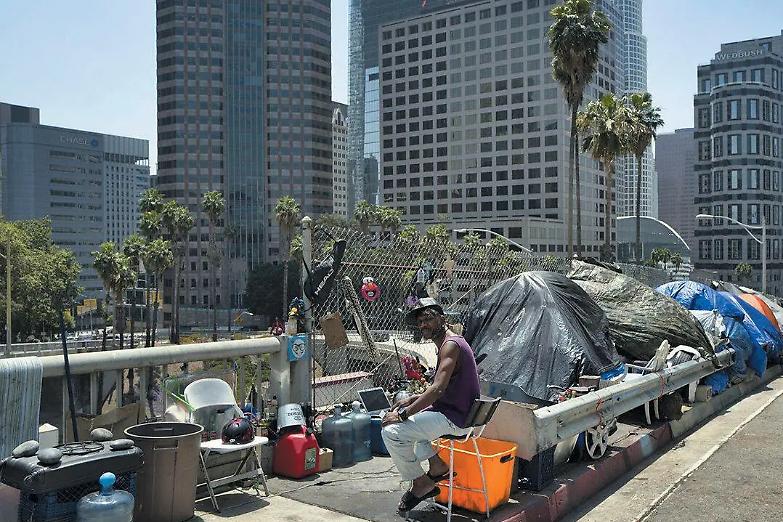Los Angeles la guerra di strada ai senza tetto